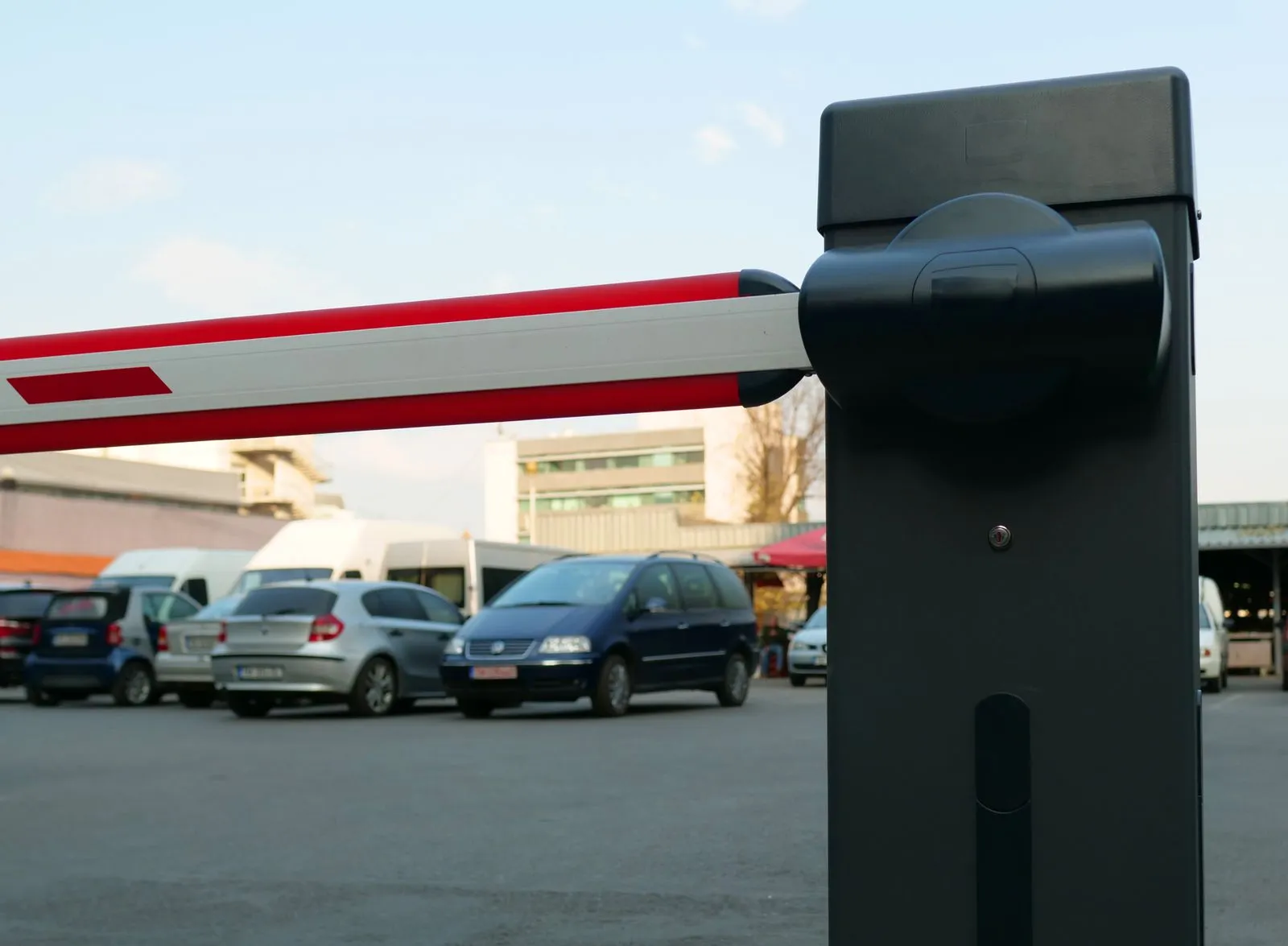 Barrière automatique de parking fermée à l’entrée d’un parking extérieur