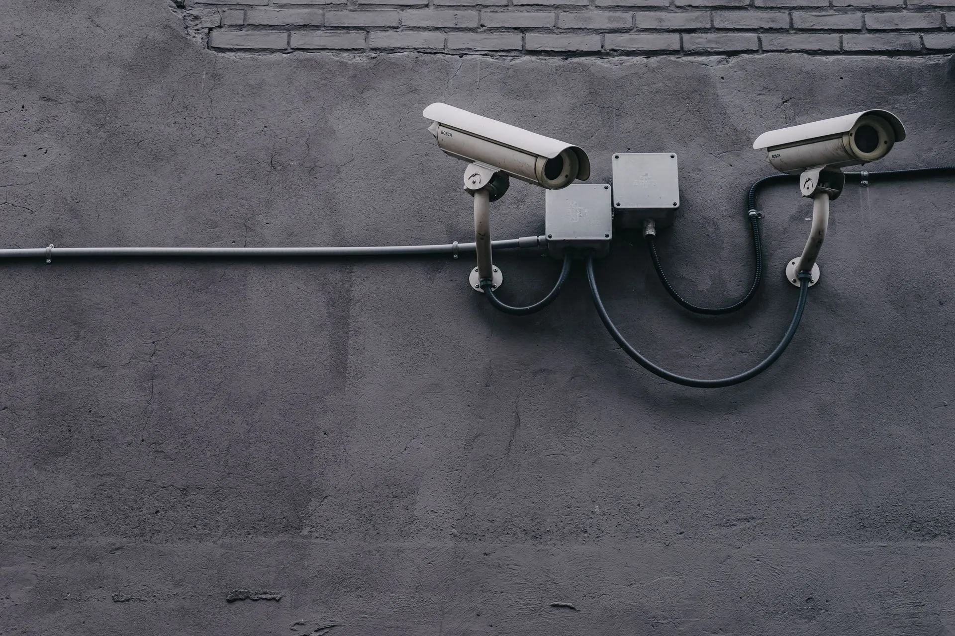 Caméras de vidéosurveillance installées sur une façade