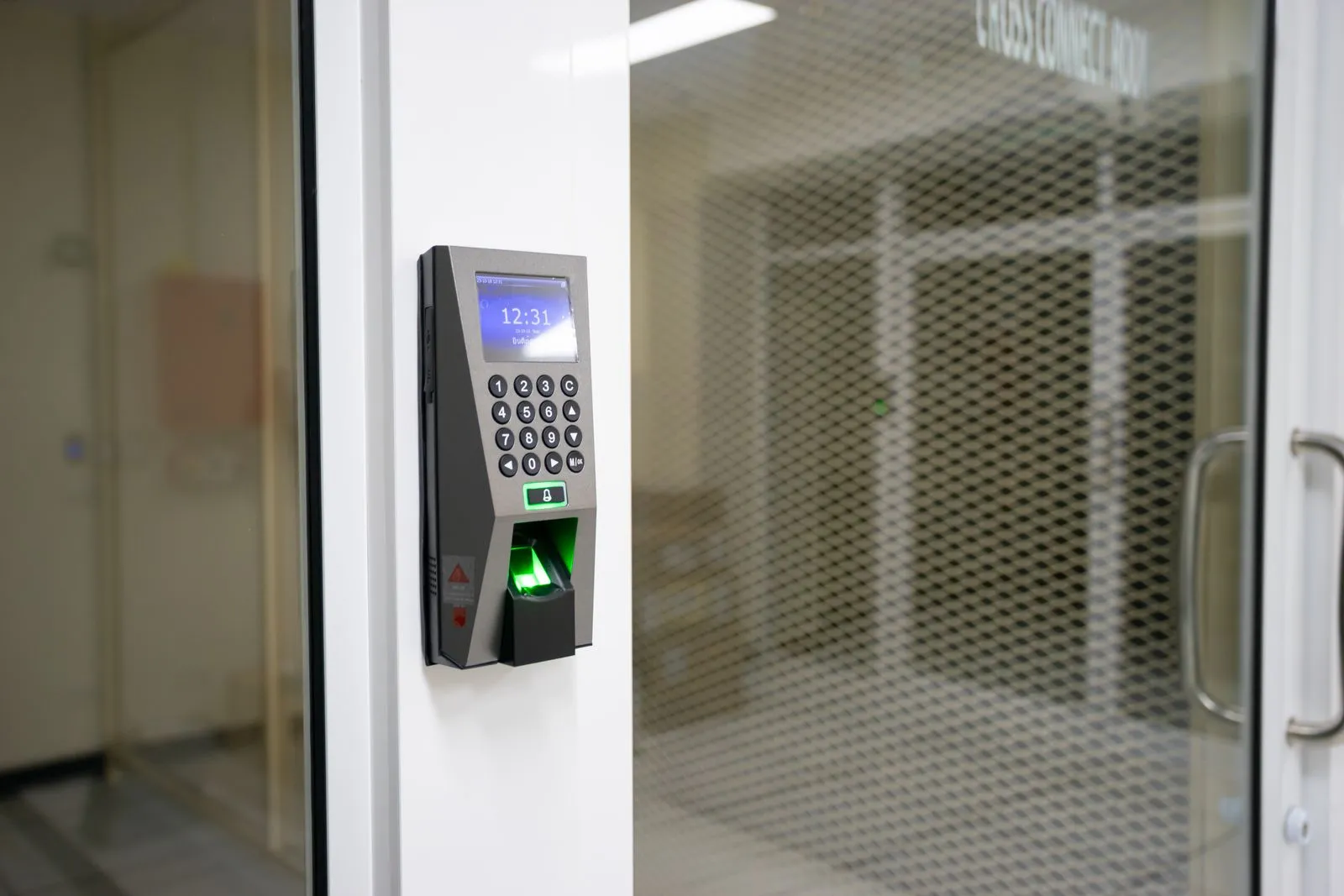 Lecteur biométrique à empreinte digitale installé à l’entrée d’un bureau