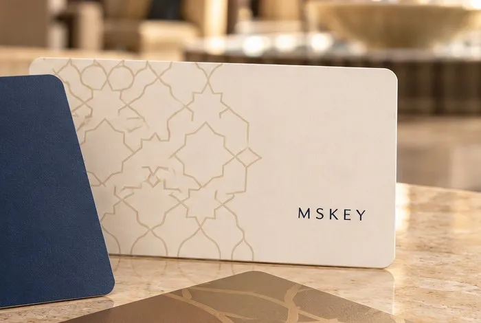 Carte d’accès ivoire avec un motif graphique discret et le logo MSKEY