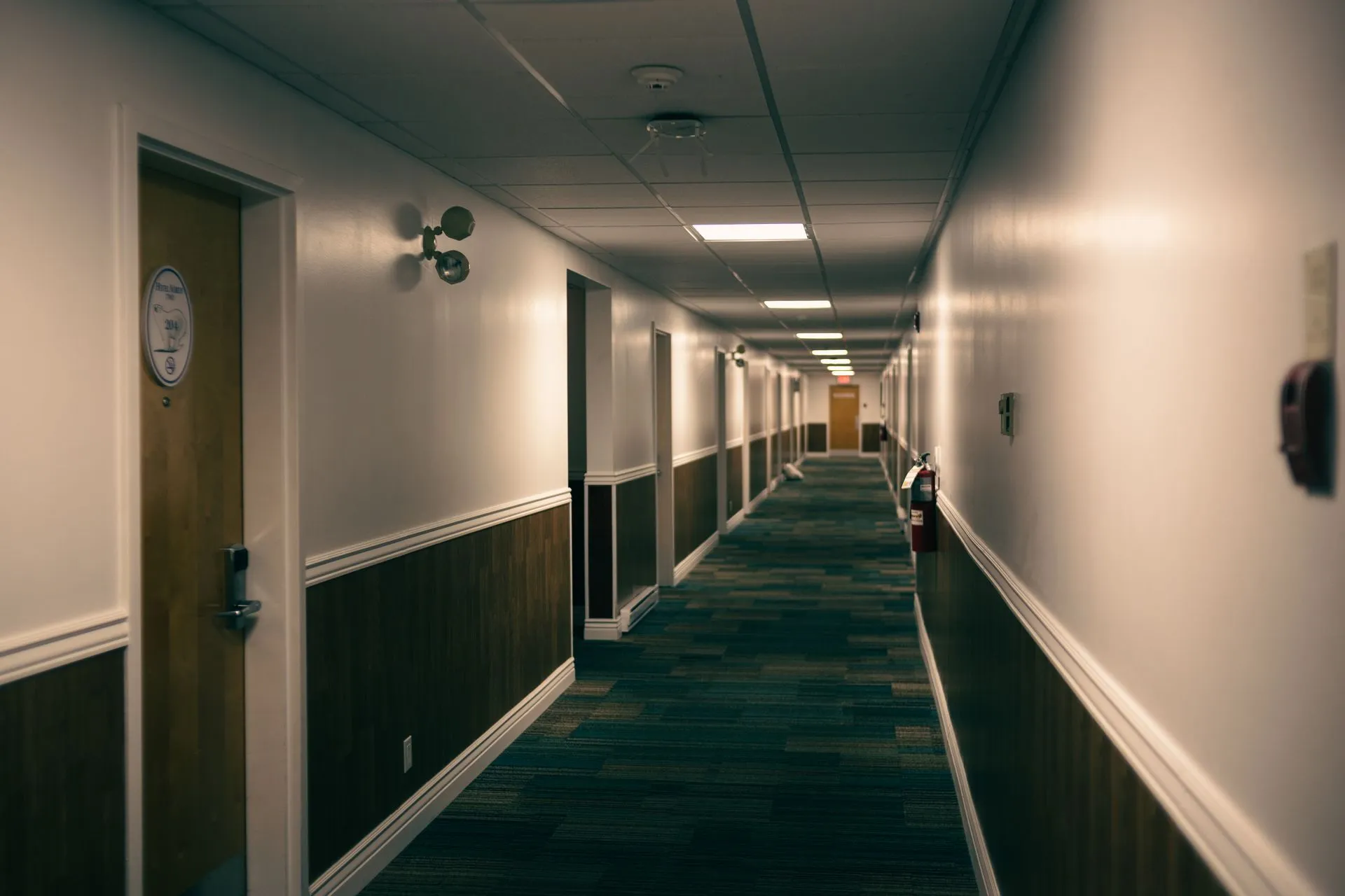 Couloir de chambres d’hôtel avec portes équipées de serrures à carte