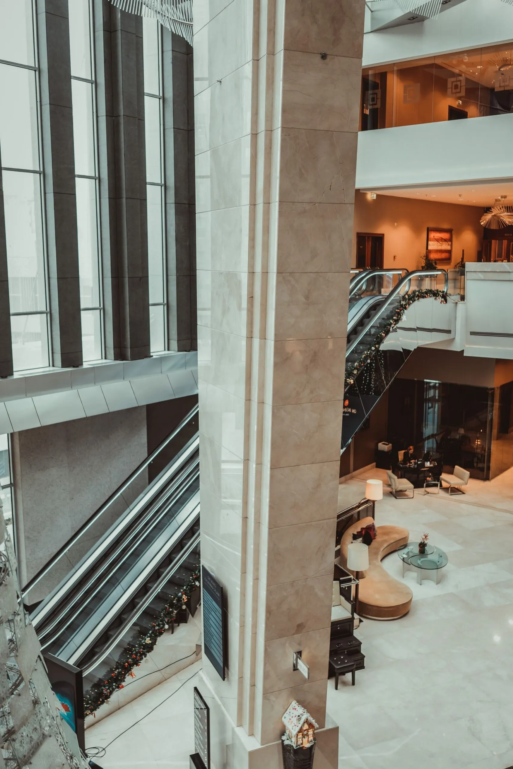Hall d’accueil d’un hôtel avec réception et contrôle des accès clients