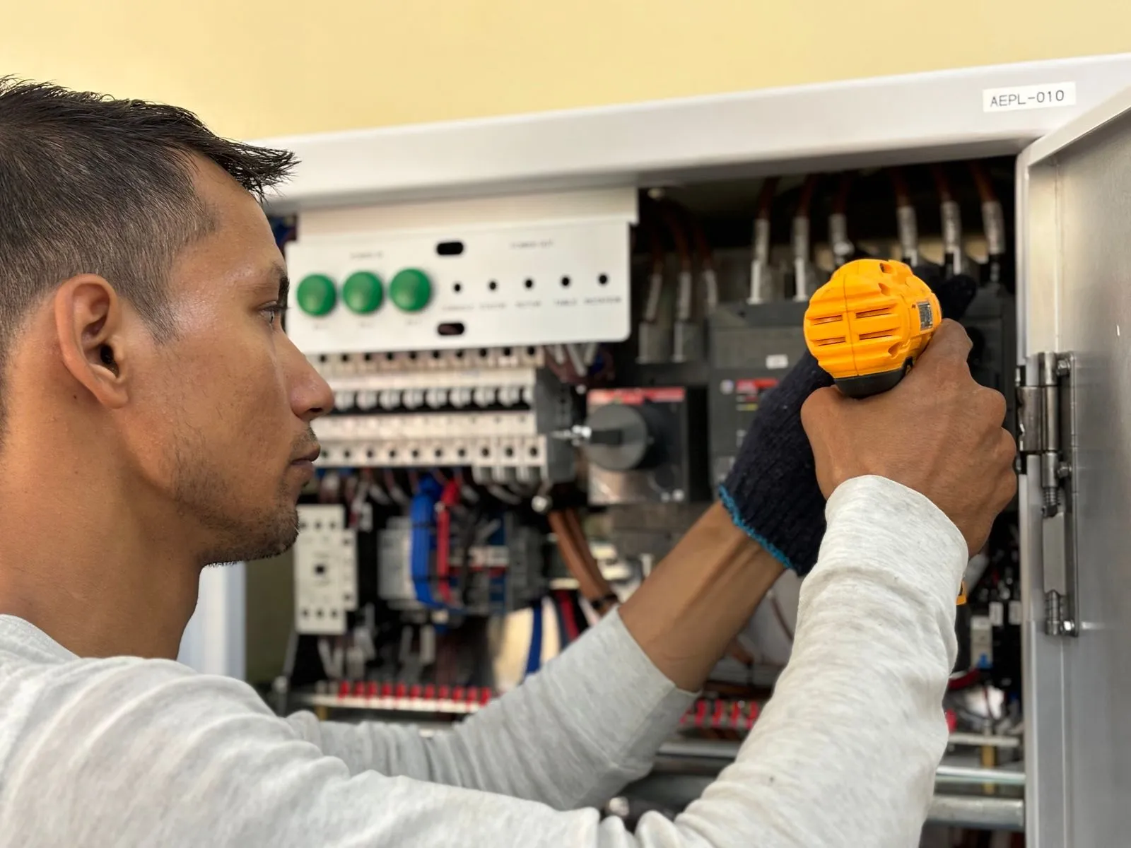 Technicien en intervention technique sur un site client