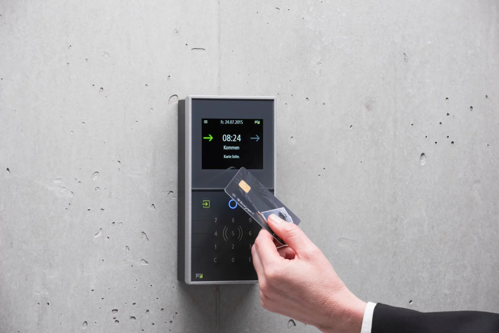 Présentation d'une carte RFID devant un lecteur mural de contrôle d'accès
